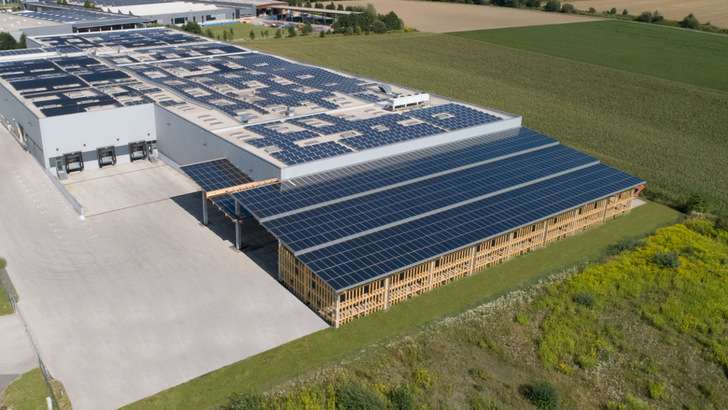 Das solar eingedeckte Flugdach kragt an der südwestlich ausgerichteten Fassade der Modulproduktion von Kioto Solar heraus.