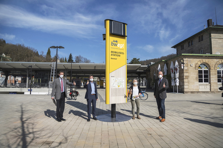 Im April 2021 weihten in Schwäbisch Gmünd die erste Mobilitätssäule ein (von links nach rechts): Volker Kienzlen (KEA-BW), Christoph Erdmenger (Verkehrsministerium BW), Anja Tamm (Mobilitätsmanagerin Stadt Schwäbisch Gmünd), Julius Mihm (Baubürgermeister Stadt Schwäbisch Gmünd). Sie informiert über klimafreundliche Verkehrsangebote.
