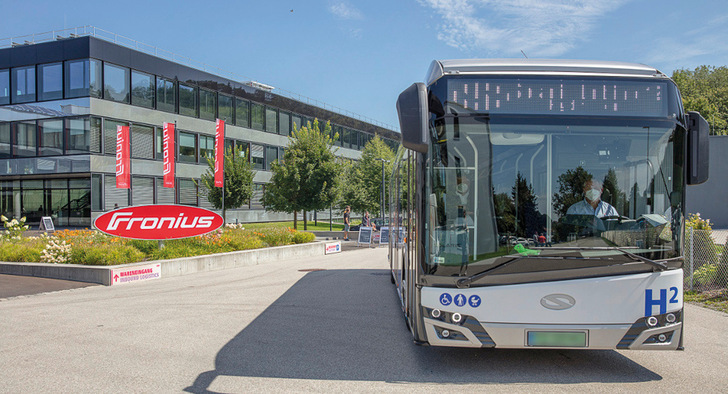 Der Wasserstoffbus von Solaris fährt mit einer Tankfüllung mindestens 350 Kilometer. Das reicht für einen Tag im Linienverkehr aus. - © Foto: Fronius International
