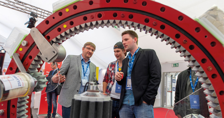 Blick auf ein Lager bei der Husum Wind 2019