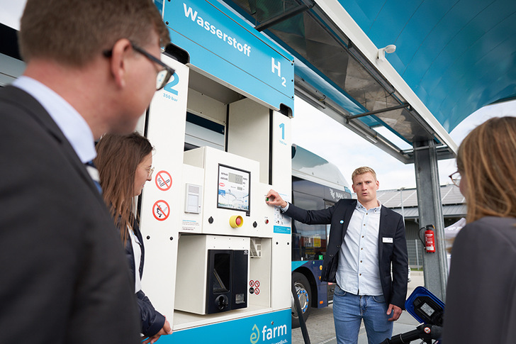 So funktioniert‘s: die erste Tankstelle mit grünem Wasserstoff in Niebüll. - © GP Joule
