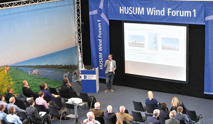 Ein prall gefülltes Vortragsprogramm auf mehreren Bühnen sorgt für den nötigen Tiefgang während der Messe.