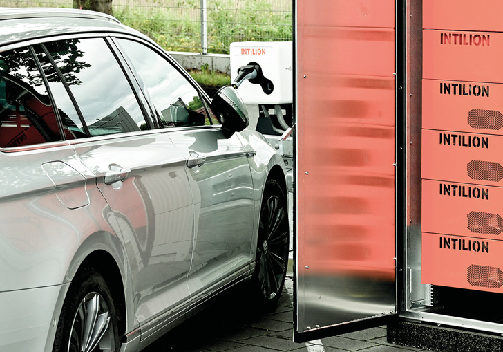 Wenn der Strom im Netz teuer ist, kann das E-Auto über den Speicher aufgeladen werden. 