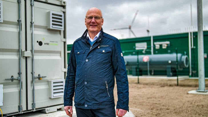 Zukunftsthema Wasserstoff: EE.SH-Projektleiter Axel Wiese in Haurup bei Flensburg vor einem Windstrom-betriebenen Elektrolyseur. - © Thorsten Schicke, Nordcrew Media
