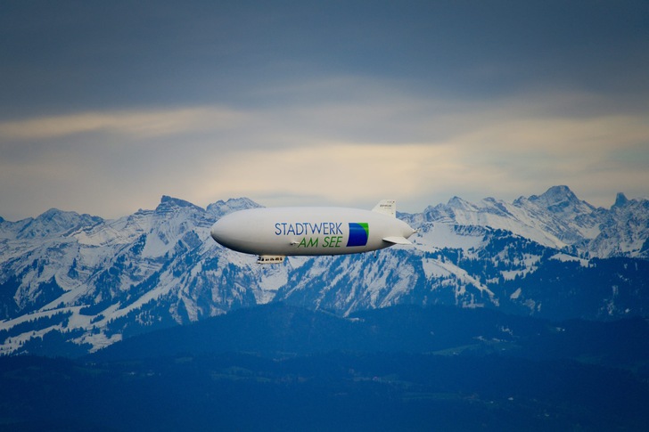 Stadtwerk mit Bergpanorama.