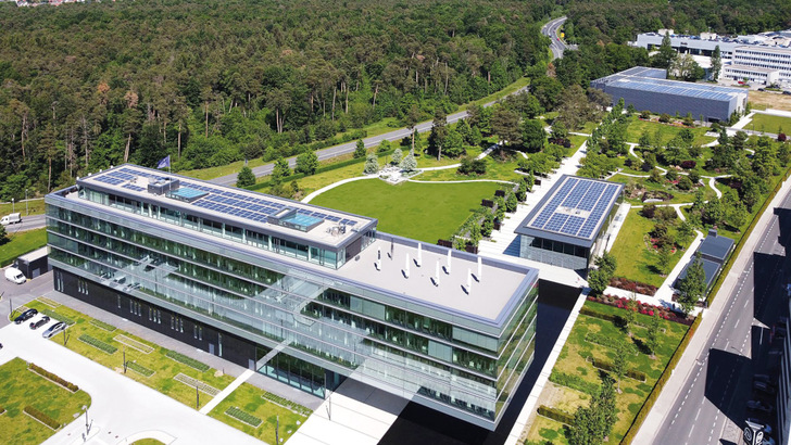 Nicht nur der Baukörper der neuen Dependance des Möbel- und Sanitärdienstleister MHK in Dreieich weist in die Zukunft. Auch mit der solaren Stromversorgung von den Gebäudedächern ist klimaschonend ausgerichtet.