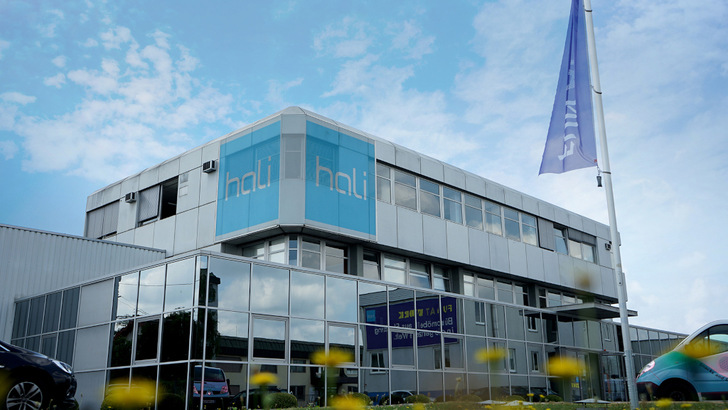 Der Möbelhersteller Hali will bis zum Jahr 2025 klinaneutral werden. Mit verschiedenen Bausteinen geht das Unternehmen den Weg an.