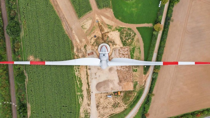 Fragen rund um die Windenergieplanung werden auf der HUSUM Wind am Stand von Sterr-Kölln erörtert. - © BayWa r.e.
