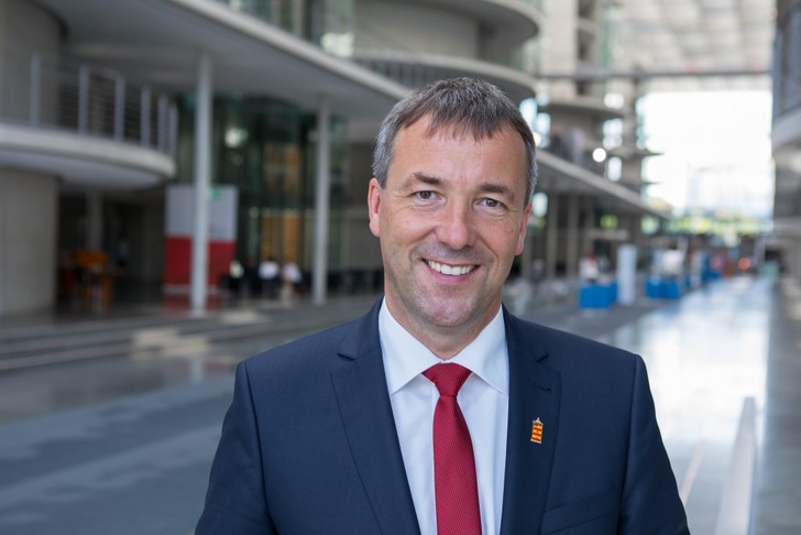 
Die tägliche Messezeitung zur HUSUM Windenergie enthält auch mehrere Interviews mit den energiepolitischen Sprechern mehrerer Parteien. 