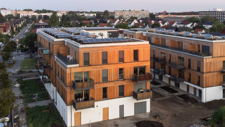 Die Photovoltaik auf den Gründächern der beiden Gebäude ist ein zentraler Teil der CO2-freien Energieversorgung. - © Stefan Flach (www.filter-design.de)
