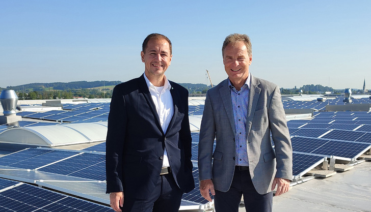 Stolz präsentieren Peter J. Zehetner, Geschäftsführer von KWG (links), und Karl Stöger, Geschäftsführer von SML, die neue Solaranlage. - © KWG
 Stolz präsentieren Peter J. Zehetner, Geschäftsführer von KWG (links), und Karl Stöger, Geschäftsführer von SML, die neue Solaranlage.