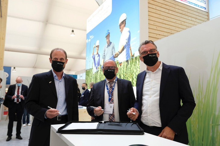 Stephan Küßner, Juwi, Frank Grafe, CEE Group, und Stefan Sewckow (von links) bei der Vertragsunterzeichnung auf der Husum Wind.