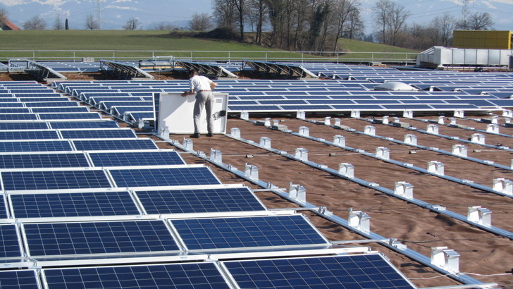 Die großen Dachflächen müssen unbedingt genutzt werden. Die Barrieren für den Bau von Solaranlagen müssen deshalb verschwinden. - © BE Netz AG
