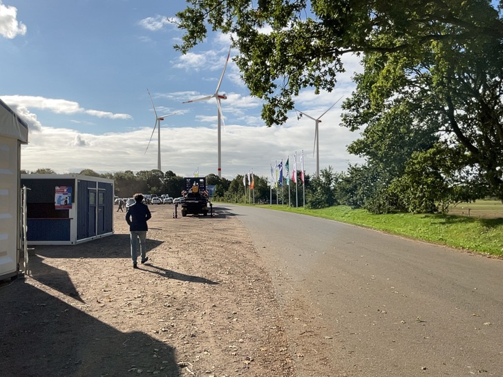 Visualisierung eines fiktiven Windparks hinter dem Messegelände der Husumer Windenergiemesse 2021 durch das EnBW-Tool Revisar