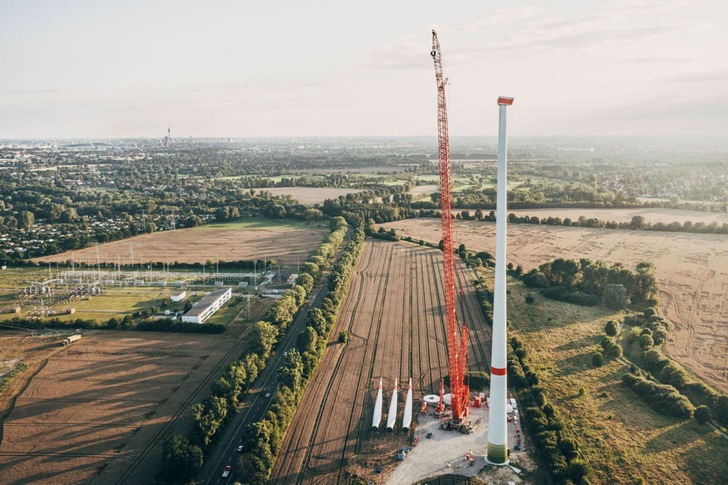 Gerade wurde die sechste Windenergieanlage auf Berliner Stadtgebiet eingeweiht. Die Windenergieanlage hat eine Nabenhöhe von 160 Metern bei 138 Metern Rotordurchmesser. - © Teut Unternehmensgruppe

