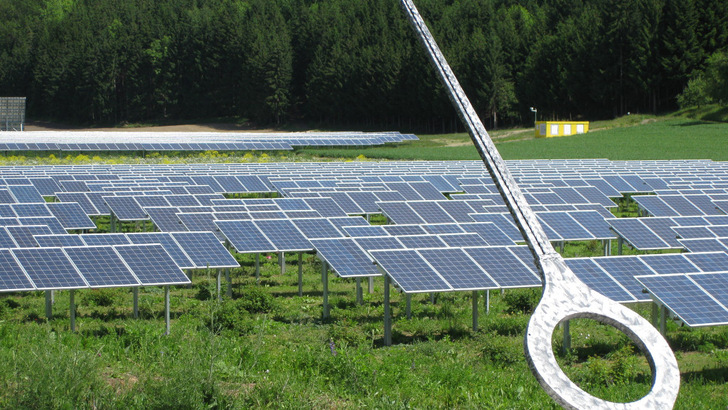 Die Anlage gemeinsam finanzieren und den Stromertrag zusammen nutzen, das ist die Idee, die hinter den Energiegemeinschaften steht, um den Ausbau der Photovoltaik mit Bürger- und kommunaler Beteiligung zu beschleunigen. - © Kioto Solar
