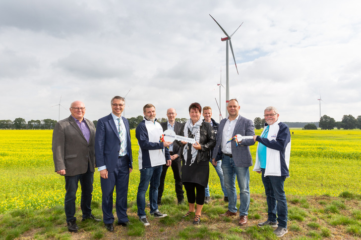 Großer Bahnhof bei der Einweihung des Windparks Hoort: Loscon-Geschäftsführer Helge Lassowsky überreicht  Bürgermeisterin Iris Feldmann den symbolischen Schlüssel. Im Hintergrund Energieminister Christian Pegel und Nordex Vice President Karsten Brüggemann. - © WEMAG/Stephan Rudolph-Kramer
