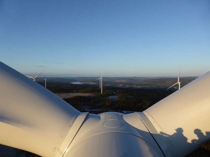 Eine Kombination aus internationalen Klimaschutzprojekten und regionalem EE-Ausbau zur CO2-Kompensation.