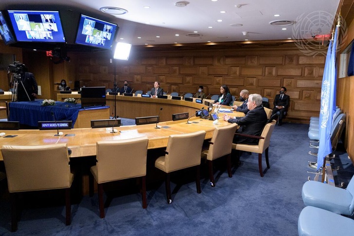 Uno-Generalsekretär António Guterres (rechts am Tisch) beim High-level Dialogue on Energy - © UN Photo/Manuel Elías
