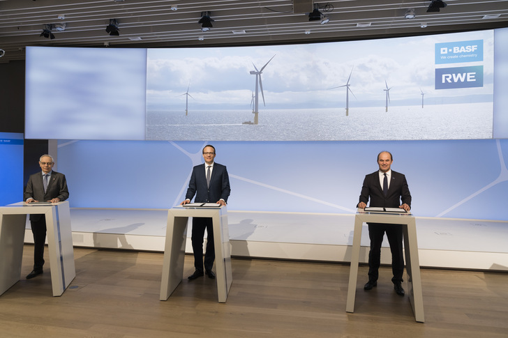 RWE-BASF-Pressekonferenz nach Besiegelung eines Stromliefervereinbarung zur Herstellung von grünem Wasserstoff bei BASF. Unterzeichnung mit (v.l.) Michael Vassiliadis, Chef der Energieindustrie-Gewerkschaft IG BCE und die CEO von RWE and BASF, Markus Krebber und Martin Brudermüller.