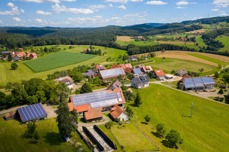 Solarpflicht soll es in Baden-Württemberg nicht mehr nur für neues Gewerbe geben, sondern auch für Wohngebäude, auch bei größeren Dachsanierungen.  - © Andreas Martin - Netz BW
