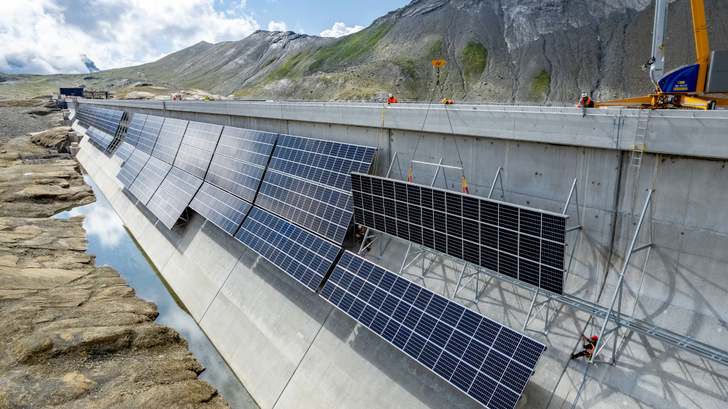 Noch ist die Solaranlage an der Staumauer des Muttsees im Bau. Doch die fertigen Teile haben schon mal den ersten Strom geliefert. - © Fotowerder
