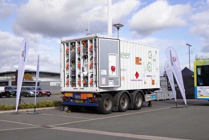 Die mobile Wasserstofftankstelle passt in einen Container.