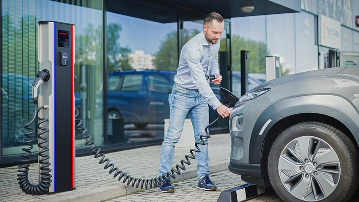 Die Preise an öffentlichen Ladesäulen sind für viele Kunden ein Ärgernis. Das Kartellamt sieht aber keine unzulässige Preisbildung.
