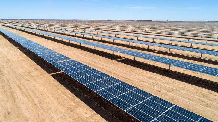 Reichlich Sonneneinstrahlung – die Solarstromernte ist in Wüstenregionen viel höher als in Deutschland. In grünen Wasserstoff umgewandelt könnte der saubere Strom fossile Ölimporte ersetzen.  - © RWE Renewables
