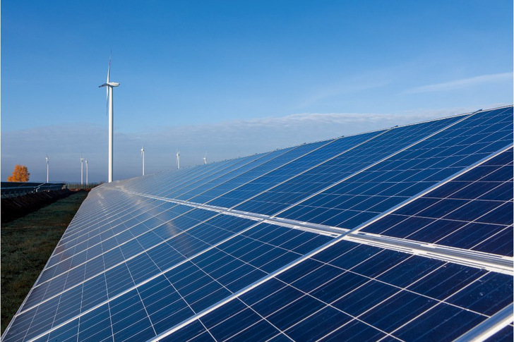 Die Photovoltaik und die Windkraft ergänzen sich nicht nur hinsichtlich des Erzeugungsprofils. Auch die kombinierte Investition in beide Technologien sichert gegen Ausfallrisiken. - © Stephan Rudolph-Kramer/Wemag
