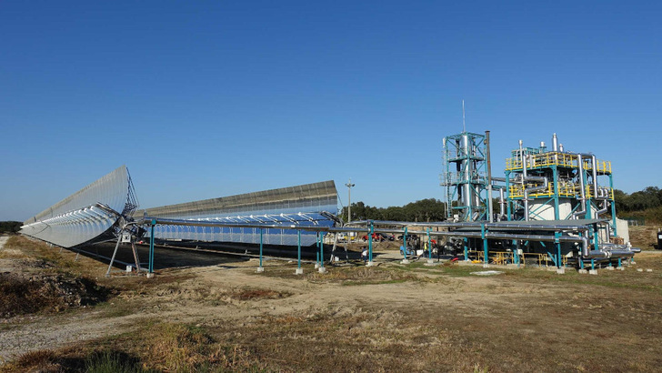 Die Anlage in Portugal besteht aus vier Kollektormodulen mit einer Gesamtlänge von 684 Metern, zwei Wärmespeichern und einem Dampfturbinensystem. - © DLR
