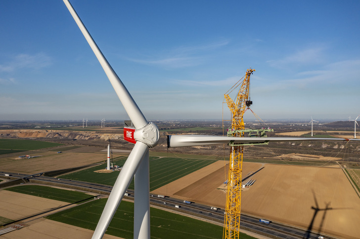 Windpark Jüchen vor Braunkohletagebau - © Klaus Görgen - RWE
