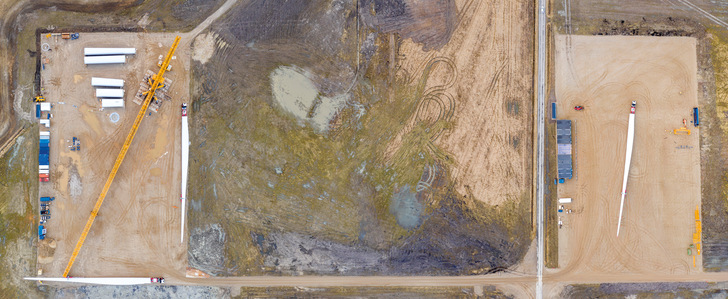 Errichtung eines Prototyps durch Siemens Gamesa: Links stehen die Trucks so, damit sie nicht im Weg oder unter schwebenden Lasten stehen. 