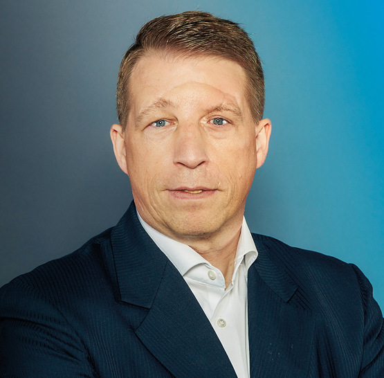 Alexander Schönfeldt ist CEO des „CellCube“, wie sich das österreichische Unternehmen Enerox nennt, das die Energiespeicherserie Cellcube entwickelt hat. Die Enerox GmbH ist die Markeneigentümerin für die Cellcube-Speicher und setzt auf die Vanadium-Redox-Flow-Technologie. - © Foto:  Enerox GmbH
