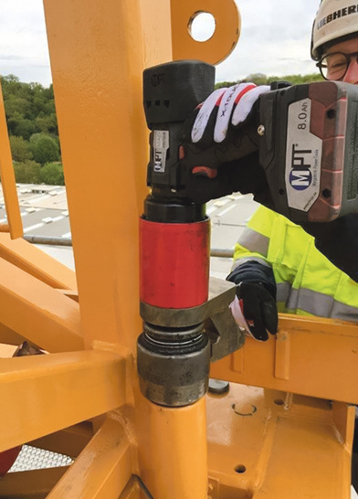 Montage eines Turmdreh­kranes mit dem MAD 7000