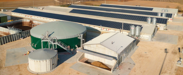 Je mehr Dächer mit PV bedeckt werden, desto weniger PV muss aufs freie Feld.