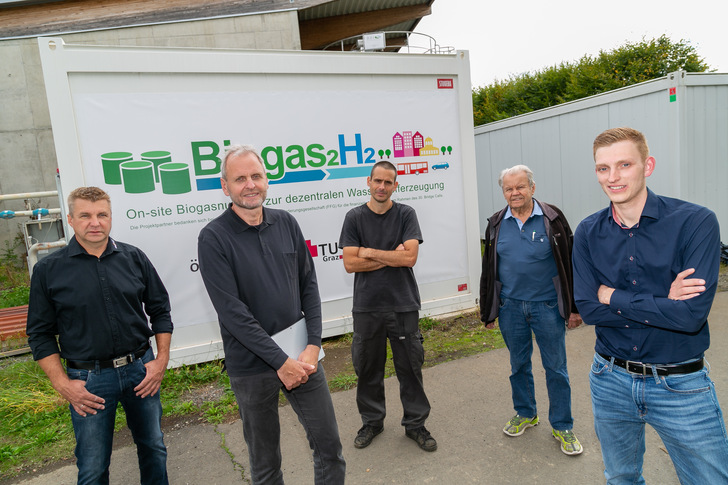 Das „Team Biogas“ an der Demonstrationsanlage: Karl Totter, Ökostrom Mureck; Viktor Hacker, Forscher an der TU Graz; Gernot Voitic, Rouge H2 Engineering; Karl Totter sen., Ökostrom Mureck und Bernd Stoppacher, Doktorand (v.l.). - © Frankl - TU Graz
