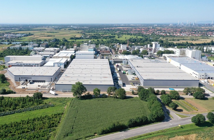 Über reichlich Dachflächen für PV-Aufdachanlagen verfügt Neska nahe Mannheim auf neuen Logistikhallen. 