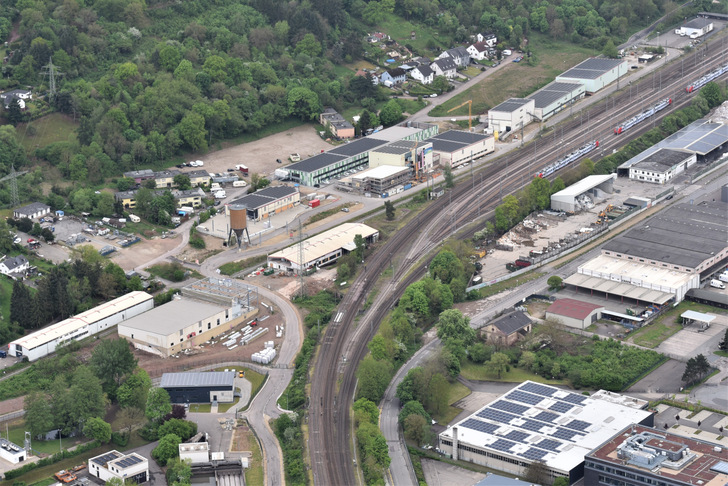 Auf dem Gelände der früheren Kartonagenfabrik im Norden Triers nimmt das neue CO2-neutrale Energie- und Technikzentrum Gestalt an, das Ende 2022 fertiggestellt sein soll. - © Stadtwerke Trier / SWT
