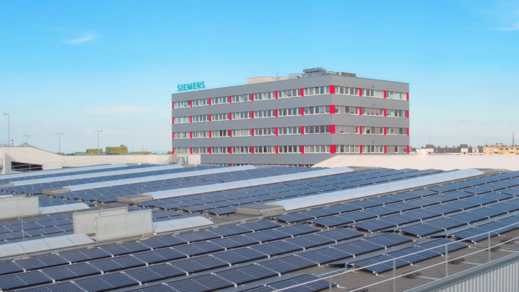 Ein Megawatt leistet die Solaranlage auf dem Dach der Werkshallen von Siemens Mobility Austria in Wien. - © Siemens Mobility Austria
 Ein Megawatt leistet die Solaranlage auf dem Dach der Werkshallen von Siemens Mobility Austria in Wien.