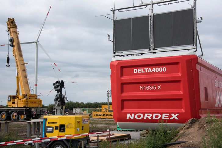 Errichtung der neuen Nordex-Turbine N163 mit 5,7 MW