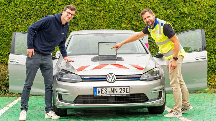 Killian Studtman von Grid X (links) und Robin Schiwak von Westnetz starten den Aufbau des intelligenten Netzes.