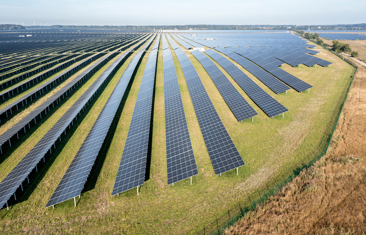 Der EnBW-Solarpark Werneuchen in Brandenburg.  - © EnBW - paul-langrock.de
