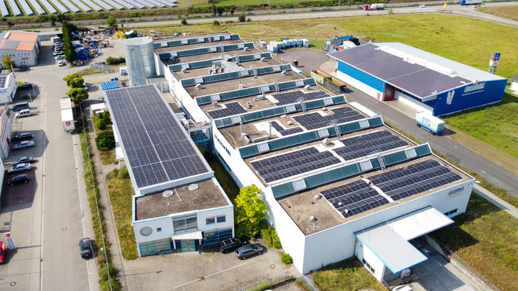 Wirsol hat die Anlage auf den Dächern von Simag Service auf den Eigenverbrauch hin ausgelegt. - © Wirsol Roof Solutions
