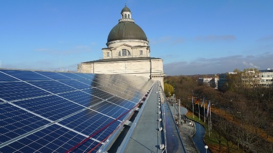 Die Staatskanzlei in München hat schon vorgelegt und zeigt, wie es geht. Die Photovoltaikleistung der Stadt muss drastisch zulegen. - © Urbane Energie
