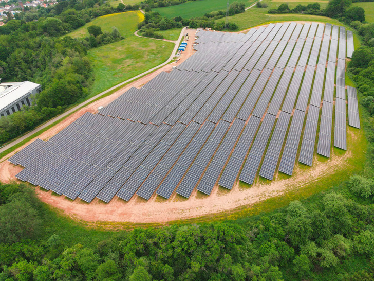 Grünes Kraftwerk: Mehr als 14.000 Solarmodule versorgen ab sofort 2.200 Haushalte im saarländischen Nalbach mit Strom. - © Schoenergie GmbH
