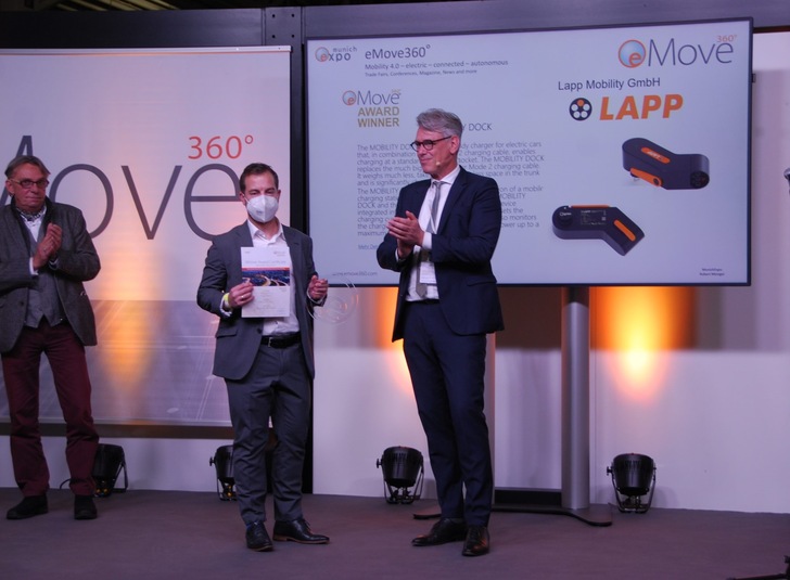 Robert Metzger, CEO & Publisher  Munich Expo Veranstaltungs GmbH, übergibt an Fabian Gläser, Projektmanager Lapp Mobility GmbH, den Preis.
