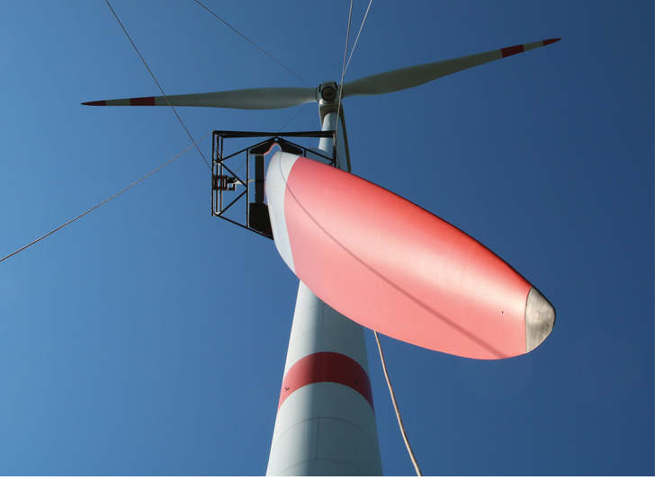 Das Großkomponenten-Seilwindensystem BGWS (bodengestütztes Windensystem) von Deutsche Windtechnik erübrigt bei Reparaturen den Einsatz von teuren Großkranen.