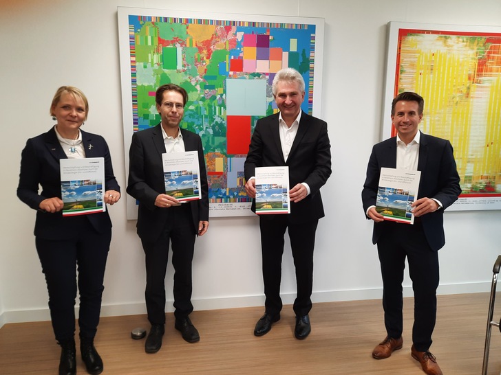 3.v.l.: Der Wirtschaftsminister  Nordrhein-Westfalens, Andreas Pinkwart (FDP), zwischen WAB-Geschäftsführerin Heike Winkler, Windresearch-Chef Dirk Briese und LEE-NRW-Geschäftsführer Christian Mildenberger (1., 2. und 4.v.l.). Hier bei Übergabe der Studie an den Minister.