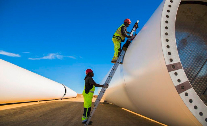 Südafrikanische Monteure an noch abgelegten Windturbinentürmen - © SAWEA
